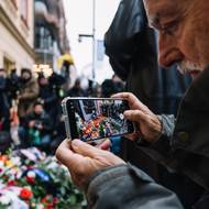 Lidé vzpomínají na Listopad na Národní třídě.