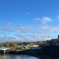 Vpravo na snímku je vidět historická pevnost v ruském Ivangorodu, který leží přes řeku od Narvy.