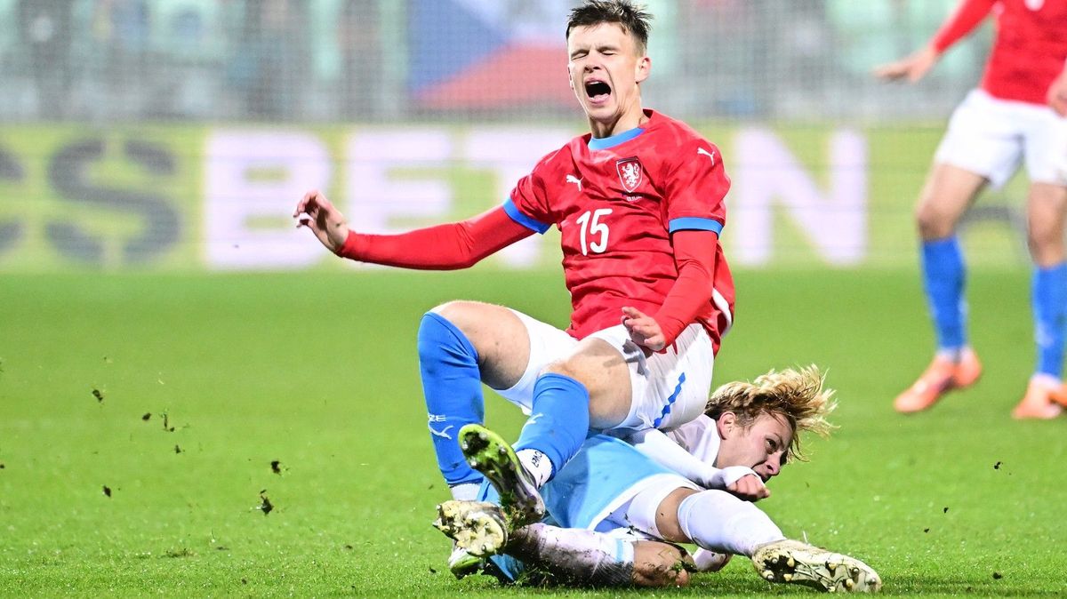 Fotbalové dno. San Marino a pískot. Kdo by chtěl reprezentaci trénovat?