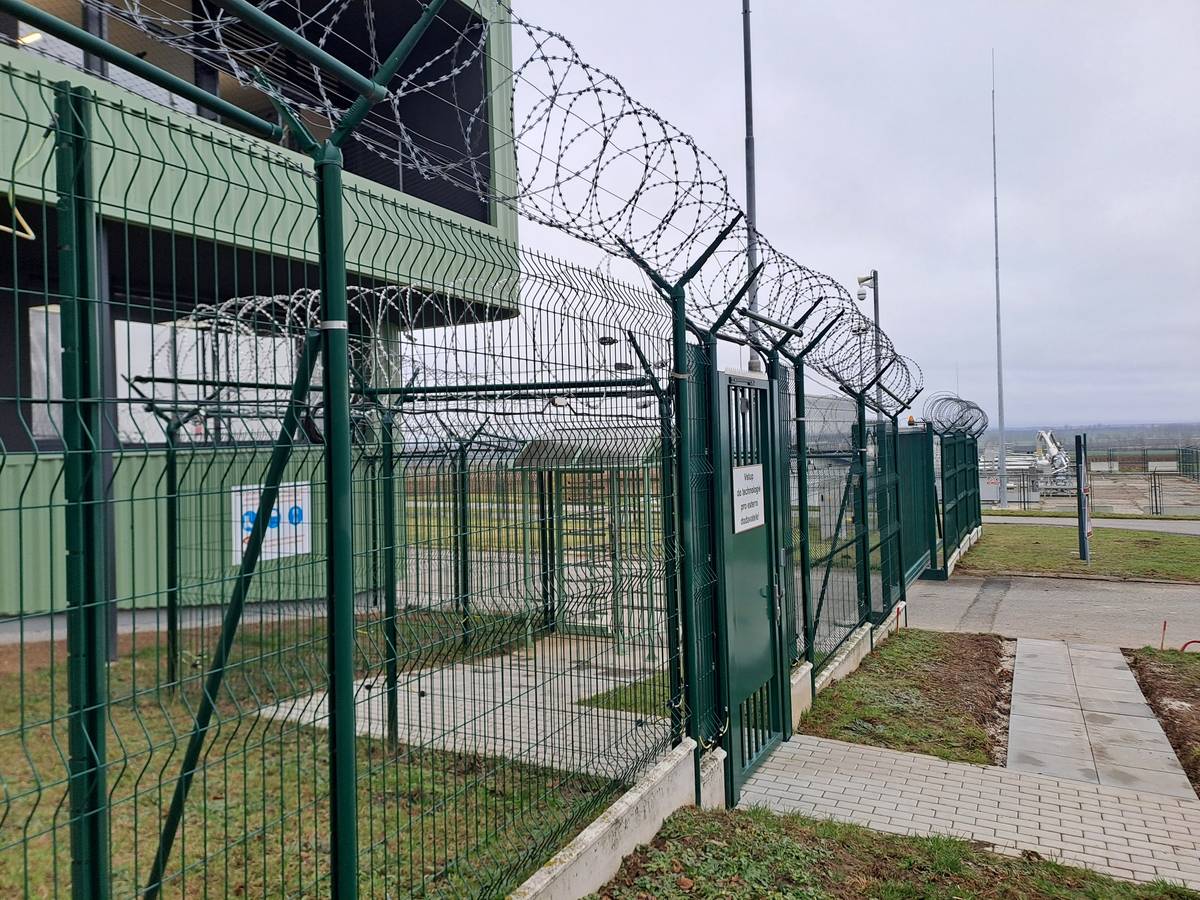 Plynový zásobník je pečlivě střežen.