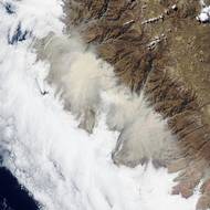 Zvířený prach a písek nad pobřežím středního a jižního Peru, obloha nad městem Ica se zbarvila do oranžova. (31. července)