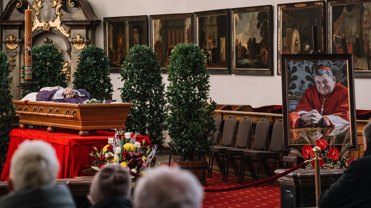 Obrazem: Veřejnost se loučí s kardinálem Dukou