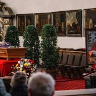 Smyslem vystavení kardinálova těla je dát příležitost příchozím k modlitbám. 