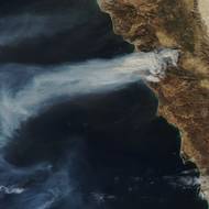 Horké, suché počasí a silný vítr podpořily koncem ledna lesní požáry v Baja California. (El Escondido v Ensenadě, 23. ledna)