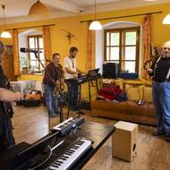 Nácvik kapely probíhá v domečku v Chotěboři, říjen 2025.