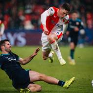 Jesús Areso a Lukáš Provod v soboji o balon.