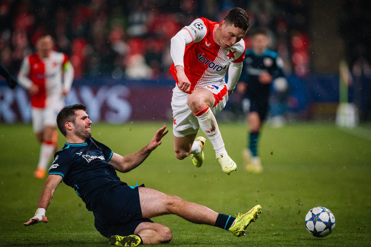 Jesús Areso a Lukáš Provod v soboji o balon.