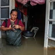 Povodně, které trvají od minulého týdne, uvěznily obyvatele a cestující v jejich domovech a hotelech.