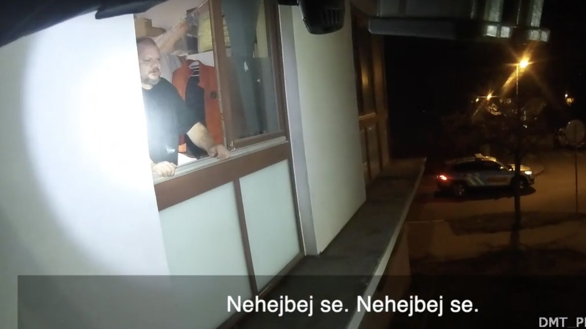 Policista muže zastřelil, i když bylo vidět prázdné ruce, odhaluje záznam