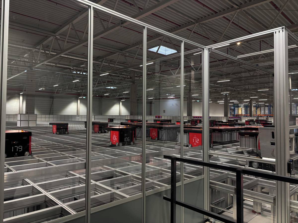 Robotů po skladu jezdí zhruba osmdesát.