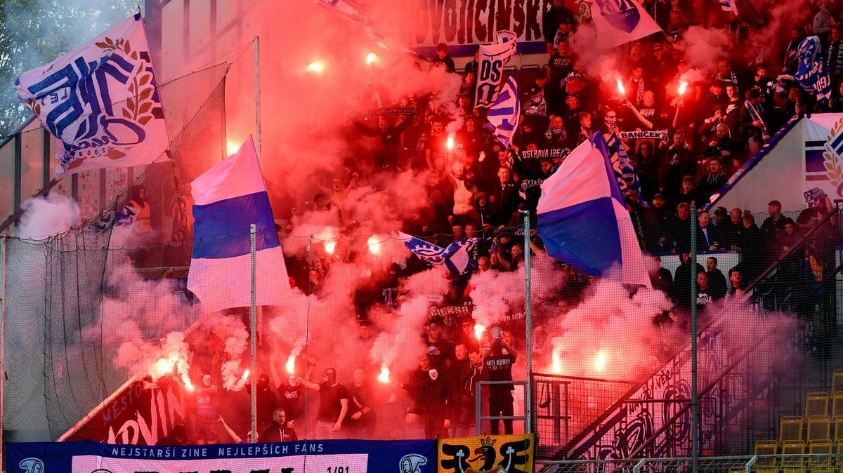 The fans of Baník were on a rampage even before the incident with the little Roma. Drunks wrecked the train