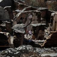 Ana Sanchez a její manžel Leopoldo Nogueira stojí před troskami svého domu. (San Vicente de Leira v Galicii ve Španělsku, 17. září.)