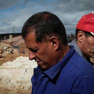 Bratři Gonzalo Diez a Isaac si prohlížejí keramické dlaždice uprostřed trosek rodinného domu, jediného prvku, který požár ušetřil. (San Pedro de Cansoles, Kastilie a León, Španělsko, 2. září.)