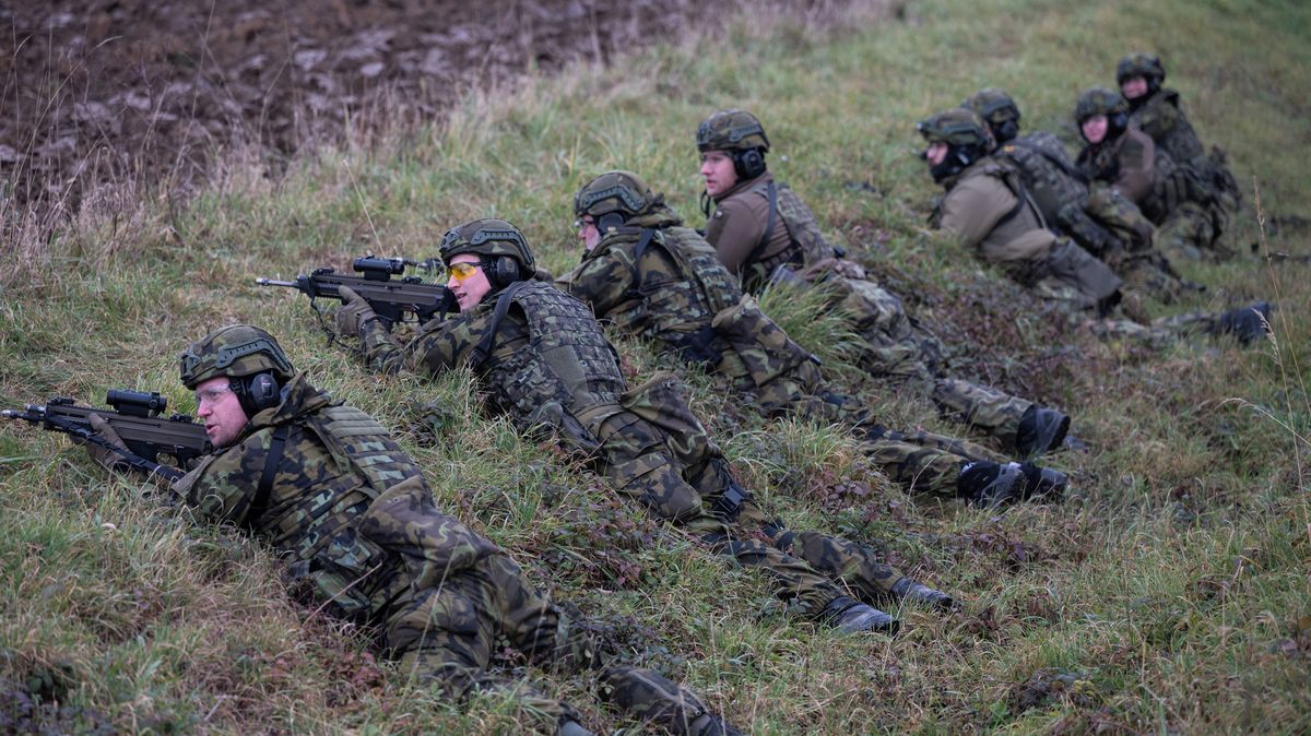 Vrtulníky policie i dálnice. Co chce Česko podstrčit NATO jako výdaj na obranu
