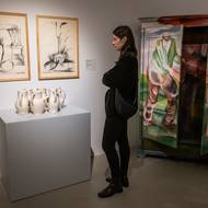 Přehlídka připomíná 20. výročí úmrtí významné malířky, scénografky, spisovatelky a kostýmní návrhářky.