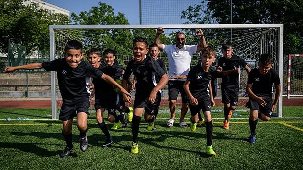 „Koukejte dolů.“ Trenér popisuje, jak chránil děti před rasistickými Baníkovci