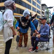 Meteorologové navíc varují před dalšími dešti, které budou situaci ještě zhoršovat.
(Chat Jaj, Thajsko, 23. listopadu.)