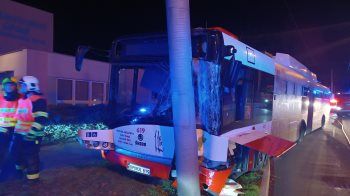 V Ústí nad Labem narazil do sloupu trolejbus, několik lidí se lehce zranilo