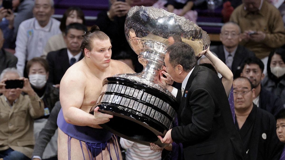 Po ruské invazi uprchl ze země, teď Ukrajinec dobývá japonský národní sport