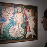 Na fotografii z výstavy děl Evy Švankmajerové, která v pražském DOX potrvá do 15. února 2026, je obraz Zrození Venouše z roku 1968. Pochází z autorčina takzvaného emancipačního cyklu.