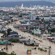 Voda tam zaplavila auta i domy, včetně prvního patra státní nemocnice. Lidé čekali na evakuaci na střechách.
(Okres Chat Jaj, Thajsko, 25. listopadu)