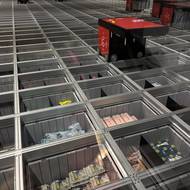 Robot hledá, ve které z přepravek je požadované zboží. Může se stát, že je zandaná pod jinou - pak mu pomohou robotičtí kolegové.