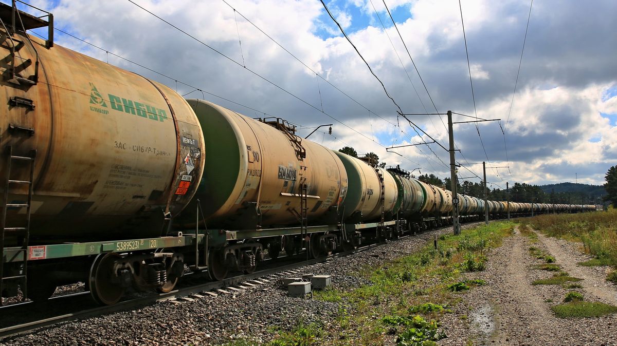 Sankce tlačí i na věrného zákazníka. Dovoz ruské ropy do Čína padl o polovinu