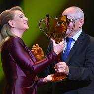 Cenu za celoživotní mistrovství pro zahraničního umělce převzala slovenská herečka Zdena Studénková. Cenu předal Milan Kňažko.