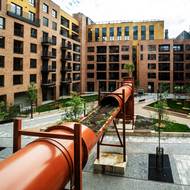 Nová rezidenční čtvrť Lihovar na pražském Smíchově se už z dálky hlásí ikonickými továrními komíny, pilovou střechou a fasádami z červených cihel. Bude pokračovat další etapa projektu. Celý projekt obsáhne více než pět set bytů.