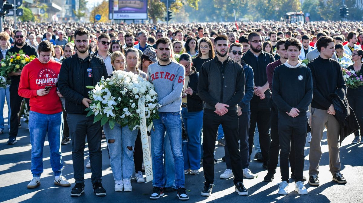 16 minut, 16 mrtvých. Desetitisíce Srbů si připomnělo tragédii a dál viní vládu