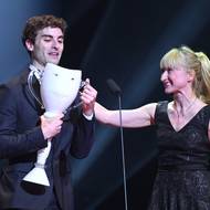 Tanečník Federico Ievoli převzal Cenu Thálie za mimořádný jevištní výkon za roli Des Grieux v inscenaci baletu L'Histoire de Manon uvedené v Národním divadle. Cenu předala Darja Klimentová.