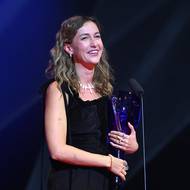 Herečka Tereza Dočkalová převzala Cenu Thálie za mimořádný jevištní výkon za roli Olji v inscenaci hry Máma uvedené v Divadle pod Palmovkou.