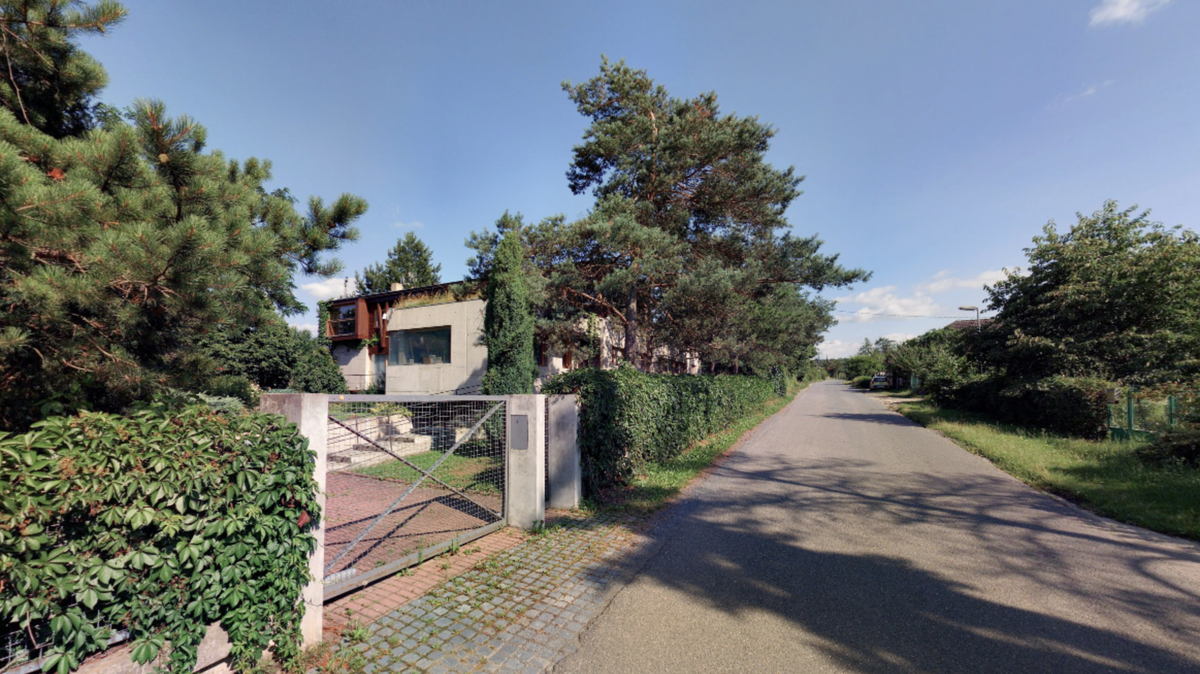 ケルネロヴァさんは、建築家プレスコット氏が手掛けた家族向け別荘を販売中だ。彼は5000万を要求している
