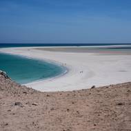 Díky relativní izolaci nejsou na ostrově tak patrné dopady občanské války v Jemenu, která trvá už od roku 2014. Ostrov je dostatečně bezpečný, aby přilákal malý, ale stálý proud zahraničních turistů.