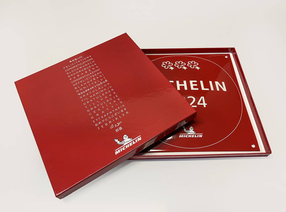 Brněnská firma dodává cedule v dekorativní krabičce včetně instrukcí, jak ji správně přimontovat.