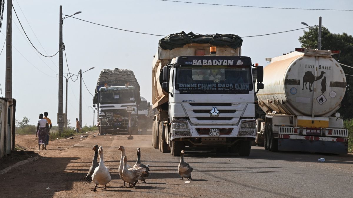 Fotky: Řidiči riskují život, aby džihádistická blokáda nezadusila jejich zemi