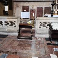 Pod Novou arcibiskupskou kaplí je rozměrná hrobka. Rakve se do ní spouští přes otvor v podlaze, který je zakrytý těžkou deskou.