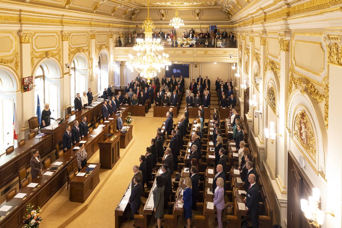 Nová Poslanecká sněmovna se v pondělí sešla ve formálním a slavnostním duchu na ustavující schůzi. Tu podle zákona svolala a řídila Věra Kovářová (STAN) jako nejstarší z bývalých místopředsedů Sněmovny, kteří byli znovu zvoleni.