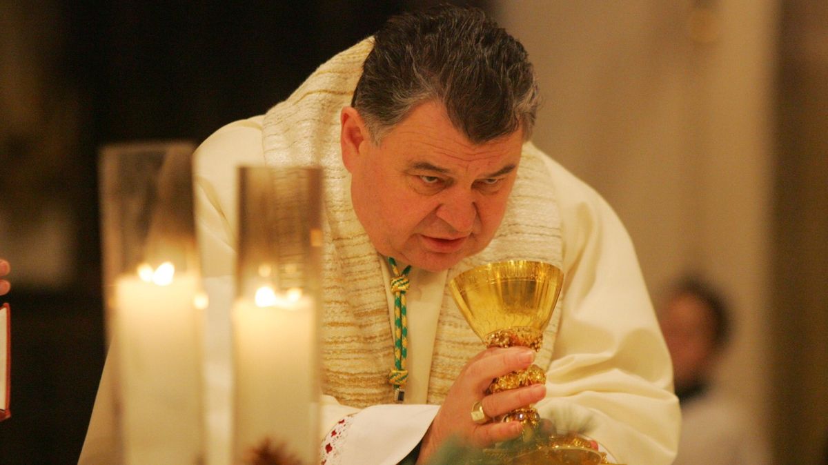 Dominik Duka na historických snímcích. Vedle prezidentů i při hraní ricochetu