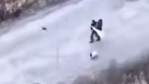 Video: Nesli bílou vlajkou. Rusové je stejně zabili