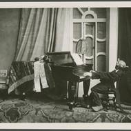 Spejbl na začátku 20. let. Představení často bývala kabaretní. 