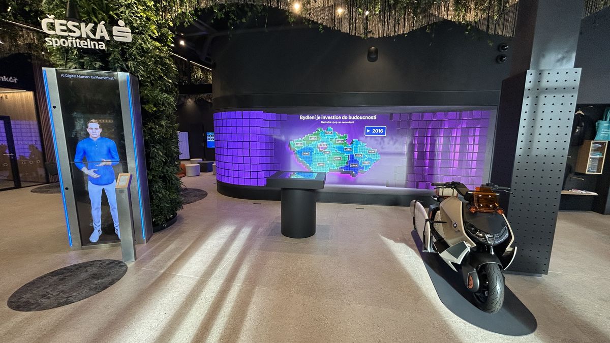 Na banku v mobilu si Češi zvykli, ale bankéře z masa a kostí chtějí také