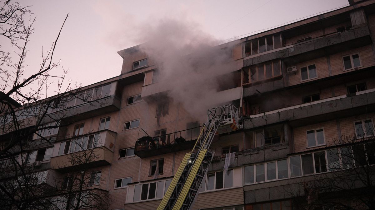 Ruské útoky nepolevují, Kyjev ale z trosek staví nový život