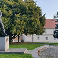 V sousedním parčíku stojí skladatelova socha.