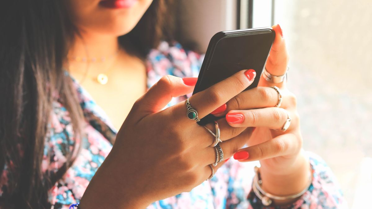 Zakážeme dětem mobily. A kdo je zakáže nám?