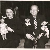 Josef Skupa a Alena Kreuzmannová, první interpreti Spejbla, Hurvínka a Máničky na fotce z roku 1939.