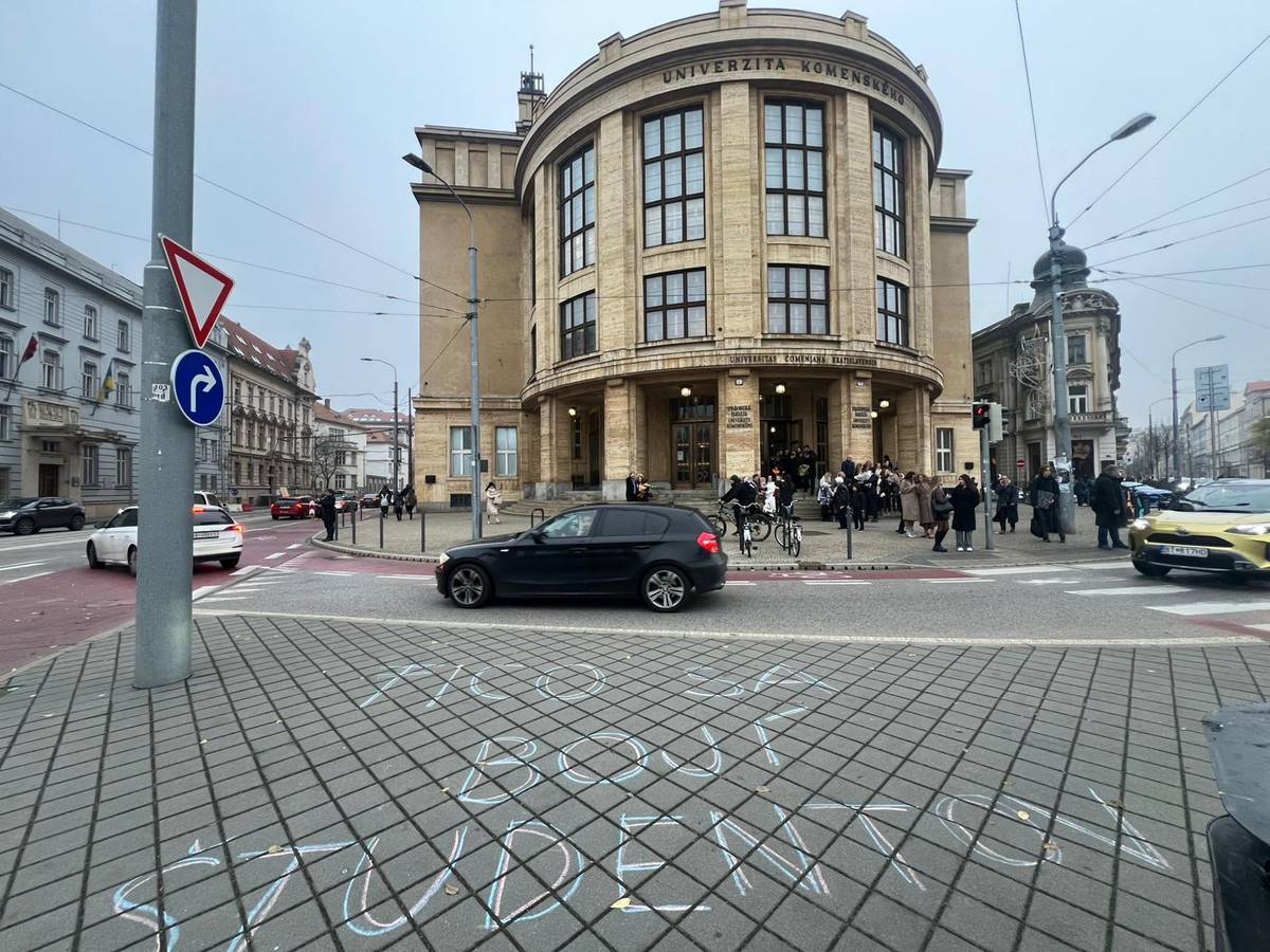 Nápis před budovou Univerzity Komenského hlásí, že se premiér Fico bojí studentů. Kořeny celého protestu sahají do Popradu. Minulý týden měl na tamním gymnáziu se studenty debatovat premiér.