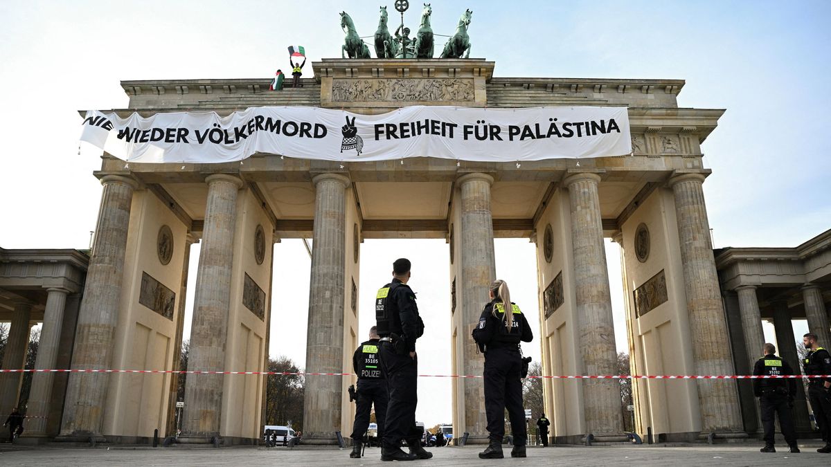 Propalestinští aktivisté vylezli v Berlíně na Braniborskou bránu