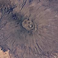 V severním Čadu je nejvyšší vrchol Sahary pokrytý vrstvou soli, nikoli sněhu. Zveřejněno 4. května 2025.