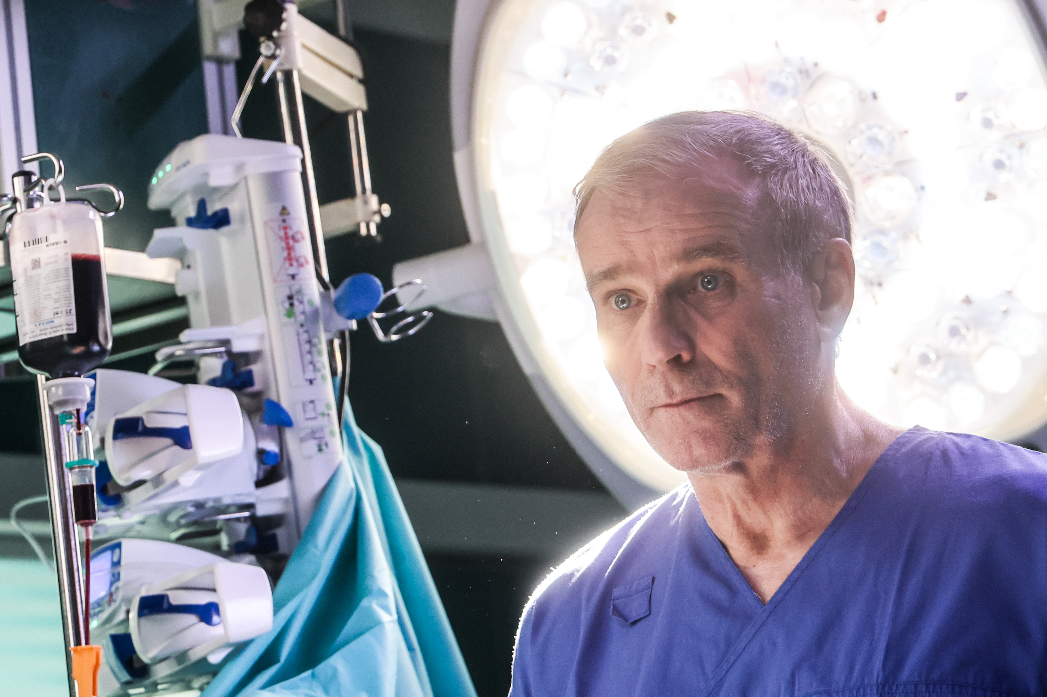 Vaculík jako primář v pasti podezření. Co nabízí nová krimi Noční operatér?